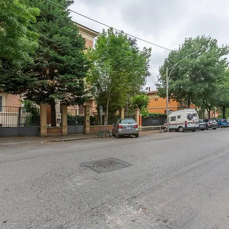 Bolognina Bright Near The Station Болонья